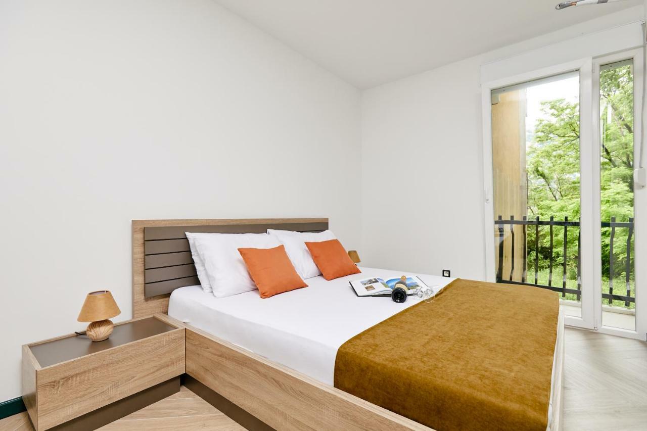 Mosaic Apartment Risan Luaran gambar